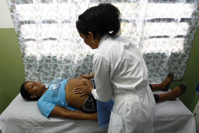 Khám thai tại bệnh viện ở phòng khám Barrio Adentro, Venezuela.